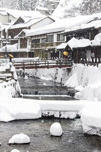 雪の温泉街SHI88_yukitumoriginzan20140209500